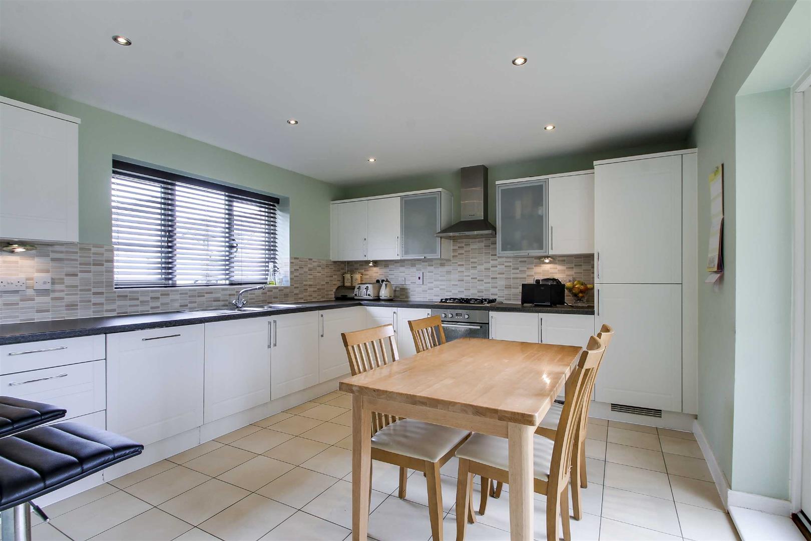 5 bed property in Warwick Avenue, Milton Keynes
